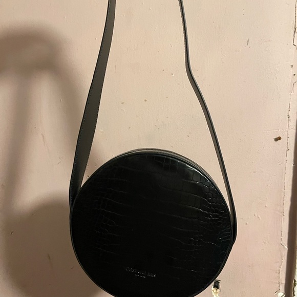 Orseund Iris Black Croc-Embossed Round Apple Leather shoulder Bag - Picture 4 of 11